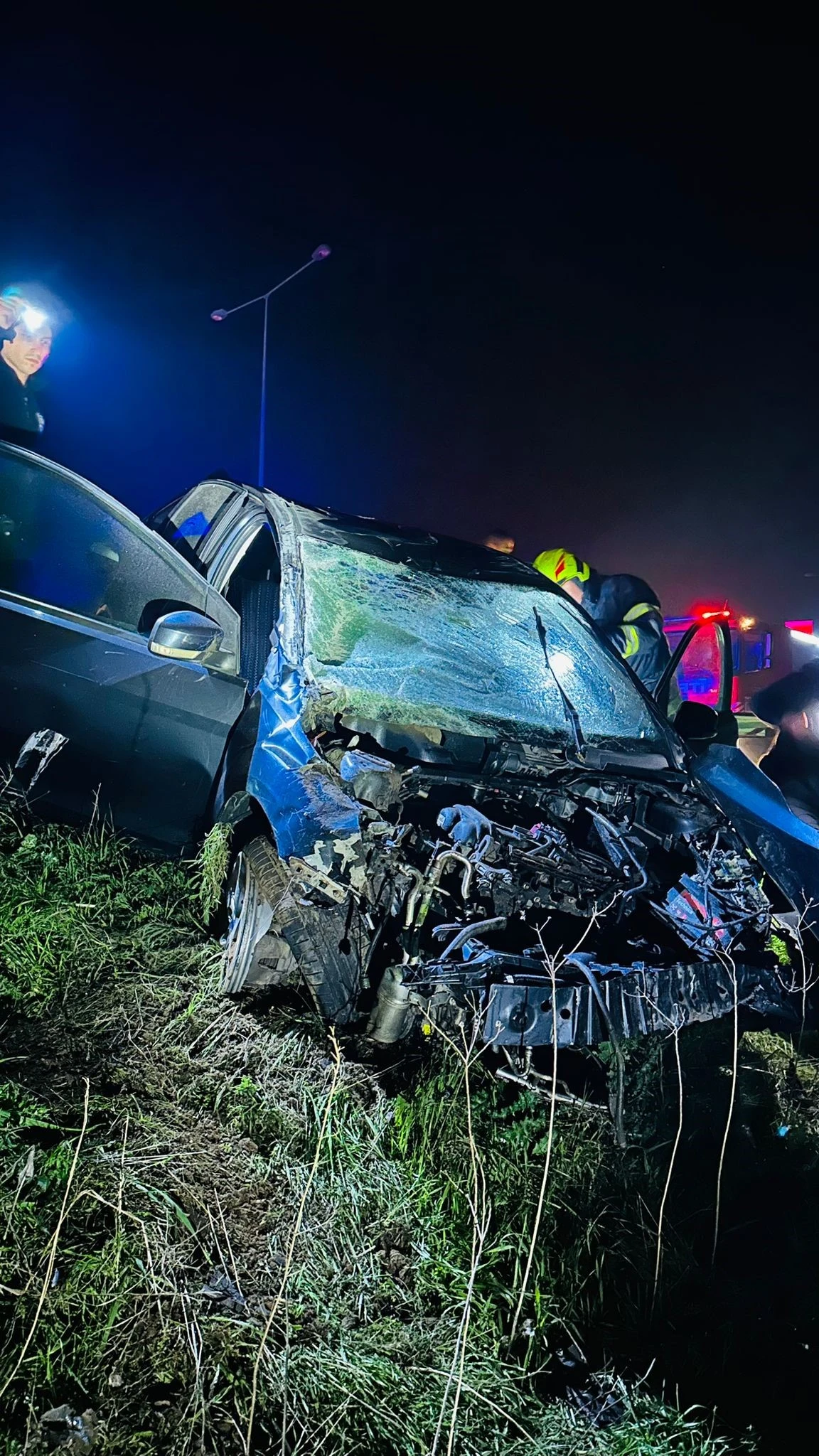 Kontrolden çıkan otomobil bariyerleri aşarak yol kenarına uçtu: 1 yaralı