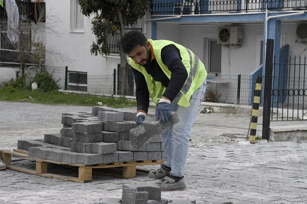 Kuşadası Belediyesi’nin yol mesaisi sürüyor