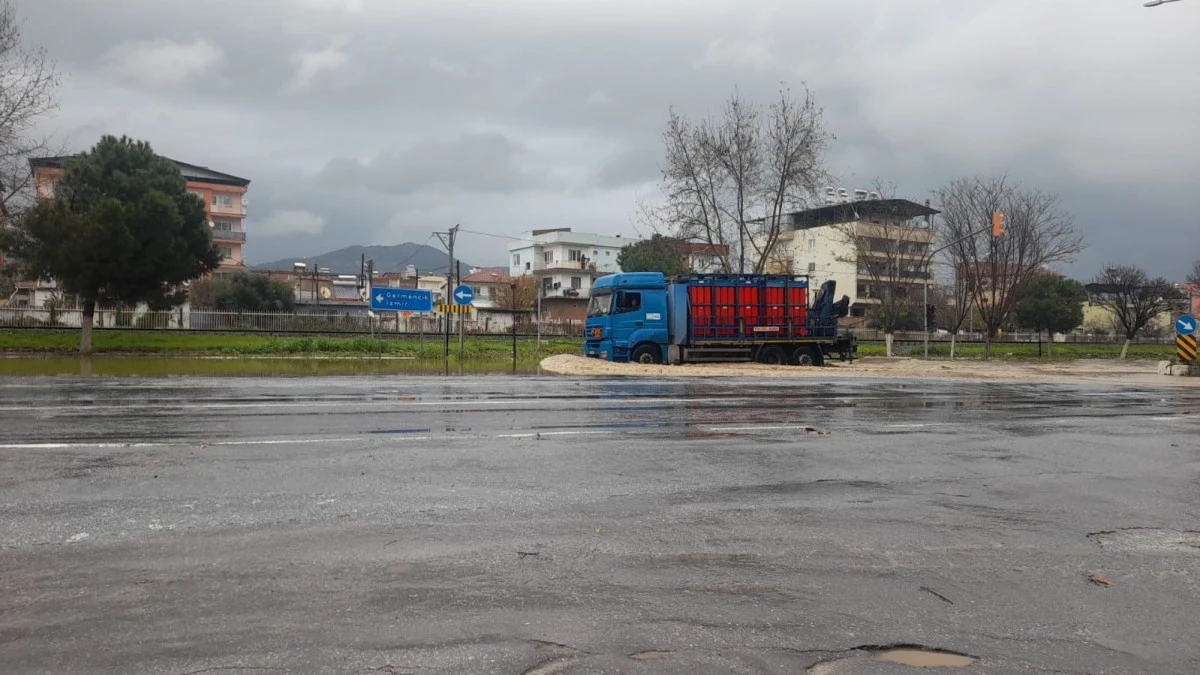 Aydın’da sağanak yağış yol kapattı