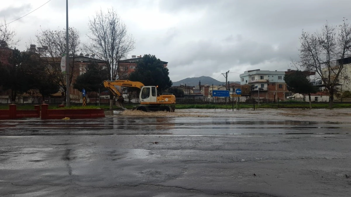 Aydın’da sağanak yağış yol kapattı