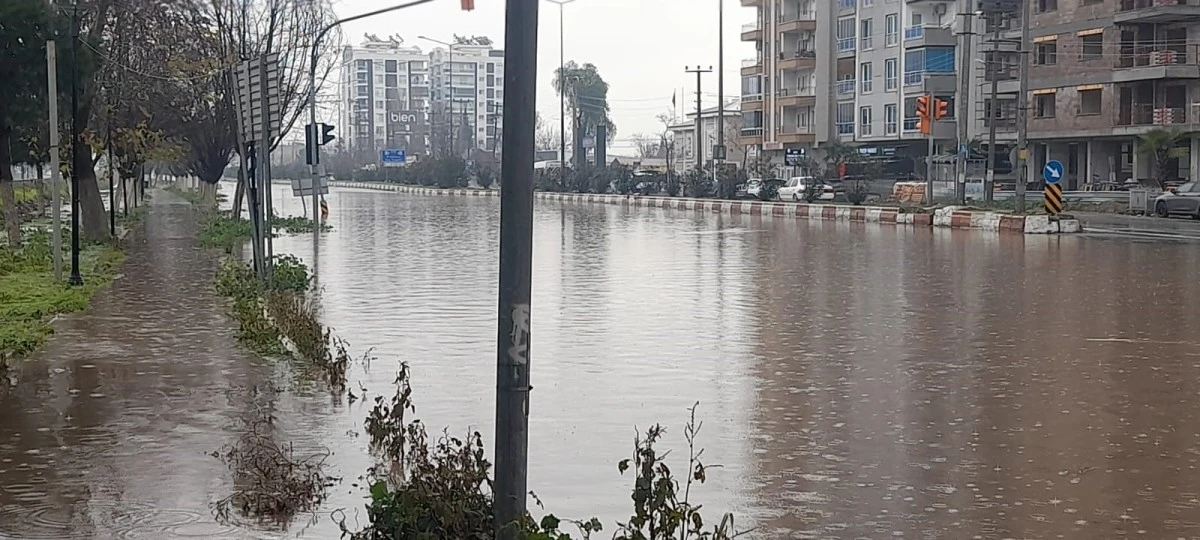 Aydın’da sağanak yağış yol kapattı