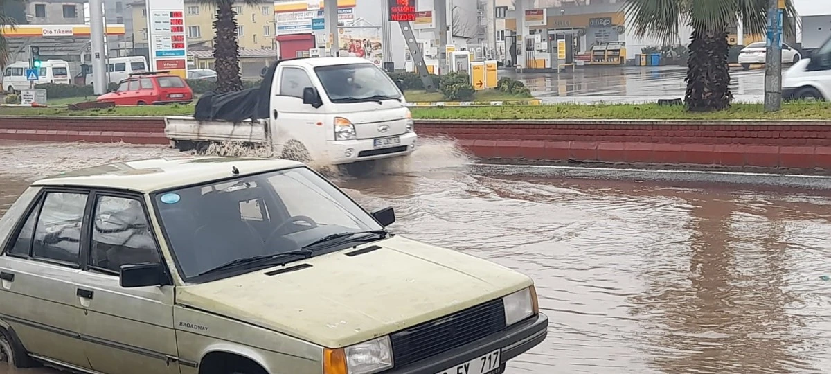 Aydın’da sağanak yağış yol kapattı