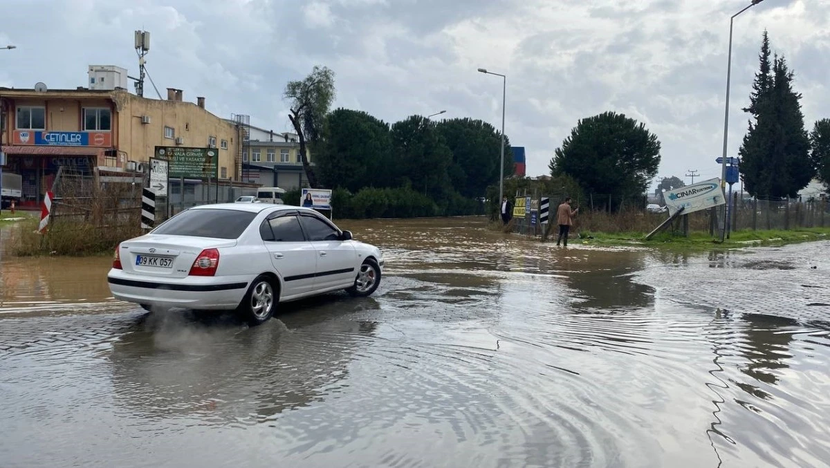 Göle dönen yolda düşen plakasını aradı