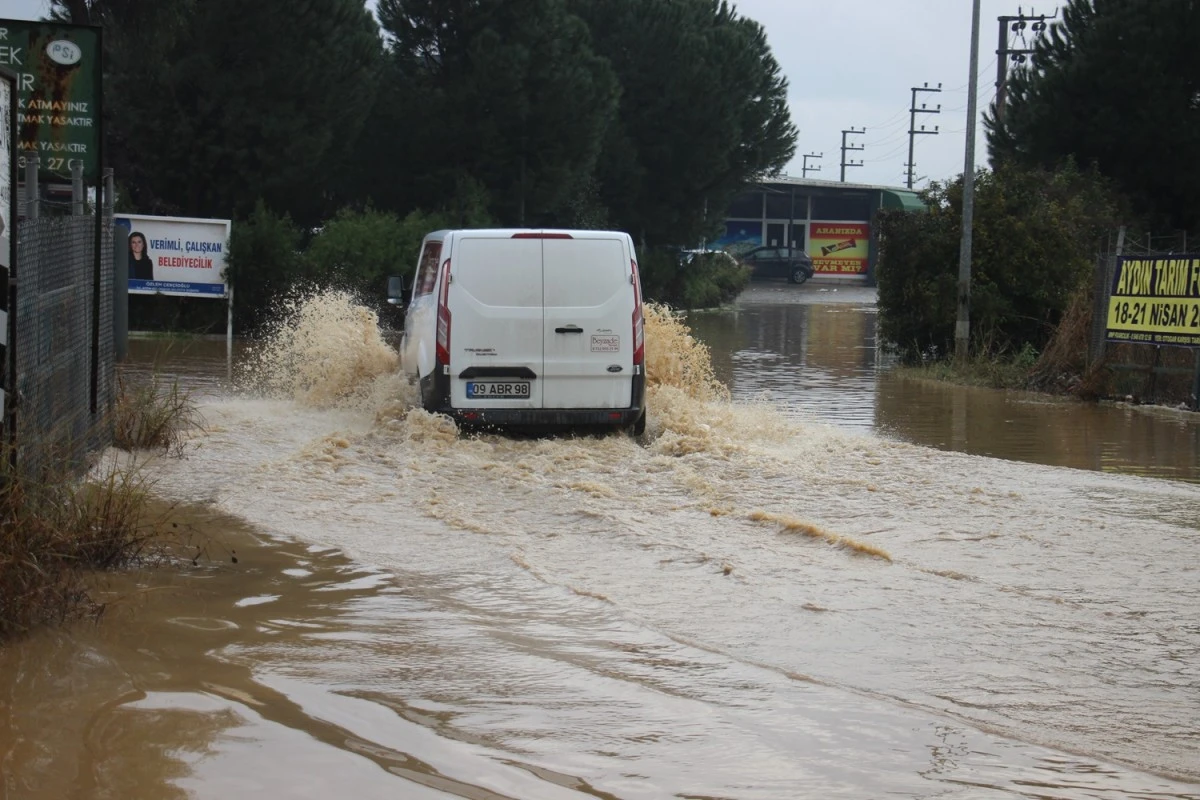 Göle dönen yolda düşen plakasını aradı