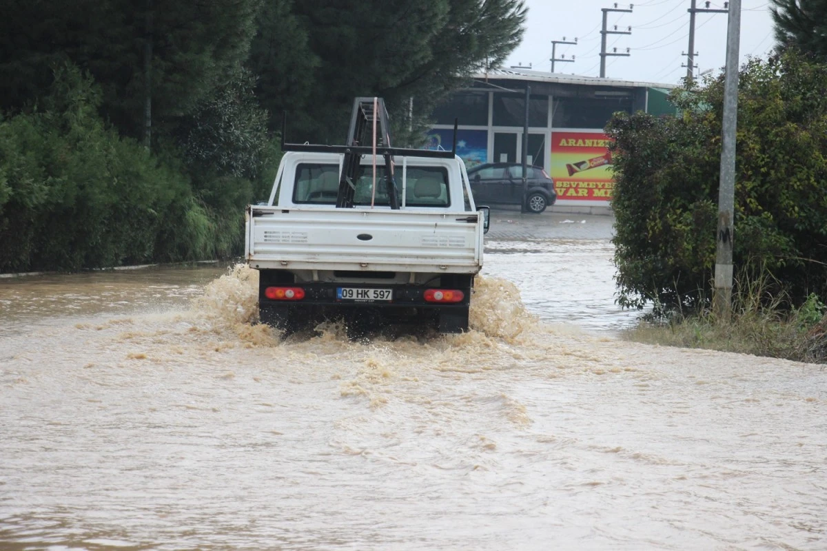 Göle dönen yolda düşen plakasını aradı