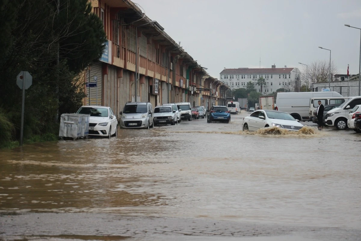 Göle dönen yolda düşen plakasını aradı
