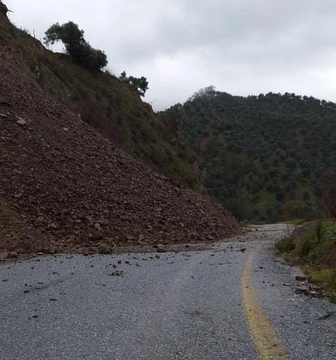 Yağmurdan kapanan yolu Büyükşehir ekipleri kısa sürede açtı