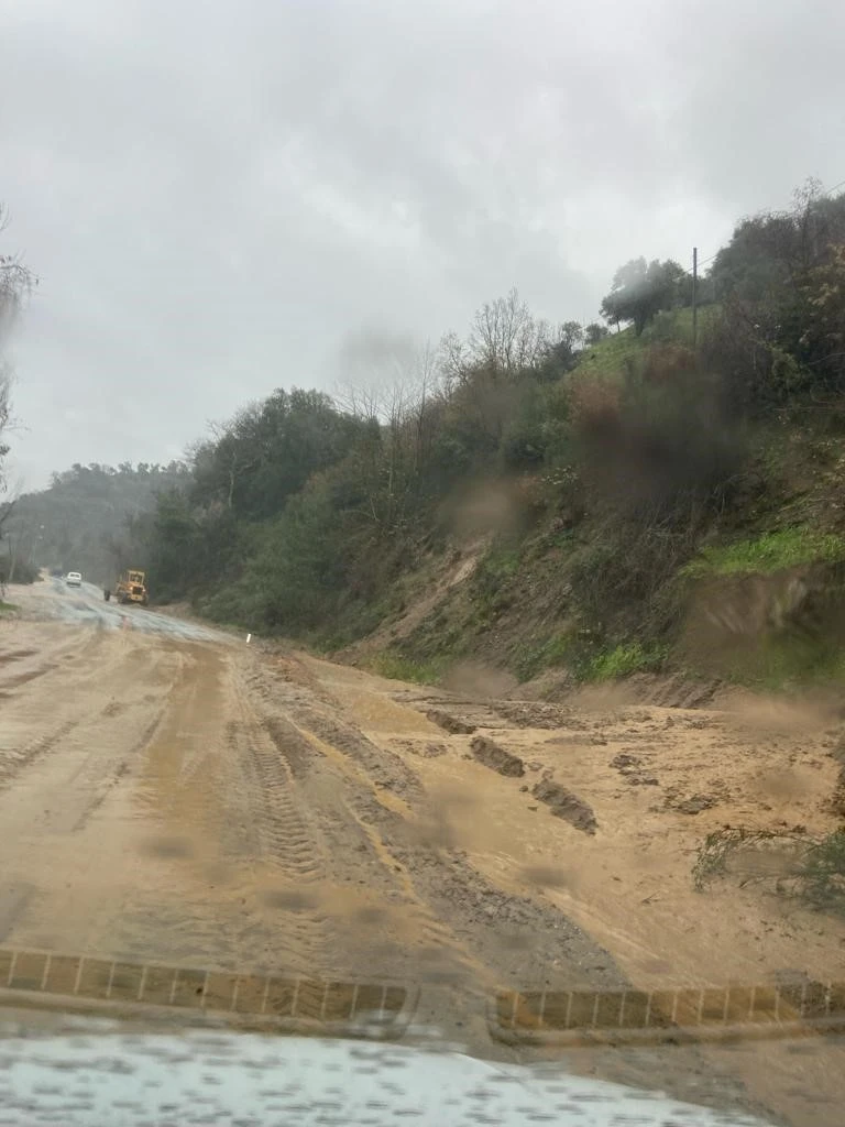 Yağmurdan kapanan yolu Büyükşehir ekipleri kısa sürede açtı