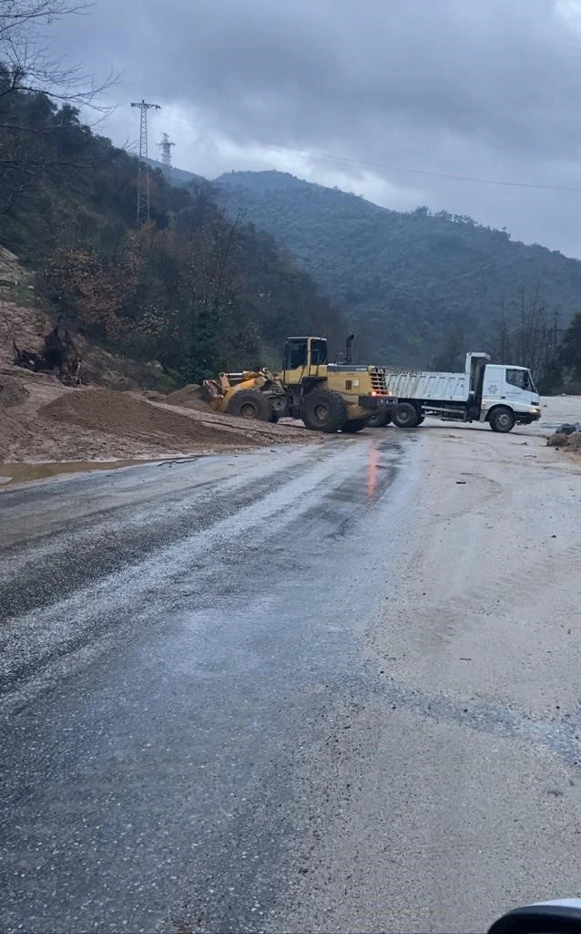 Yağmurdan kapanan yolu Büyükşehir ekipleri kısa sürede açtı