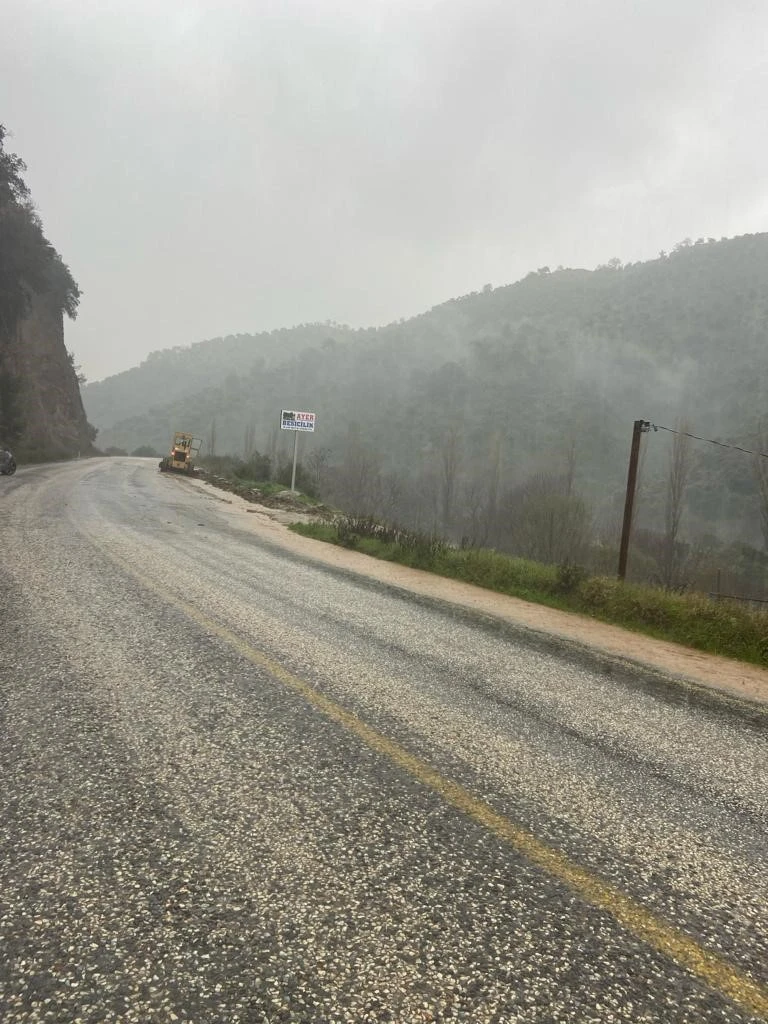 Yağmurdan kapanan yolu Büyükşehir ekipleri kısa sürede açtı