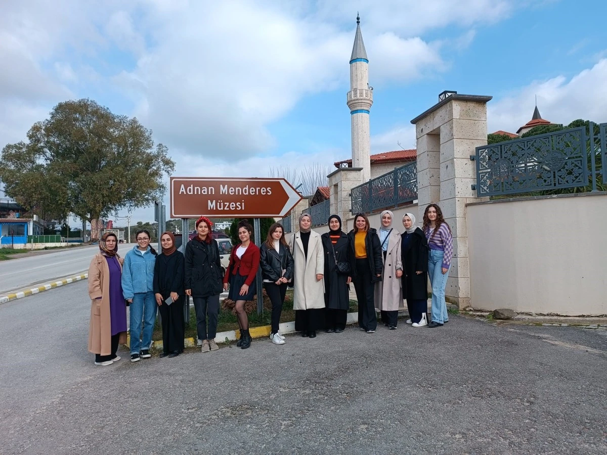 Yurtta kalan öğrenciler Adnan Menderes Müzesi'ni gezerek stres attı