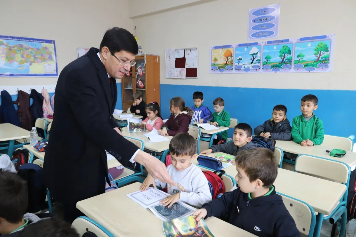 Başkan Özcan, Nazillili miniklere boyama kitabı hediye etti