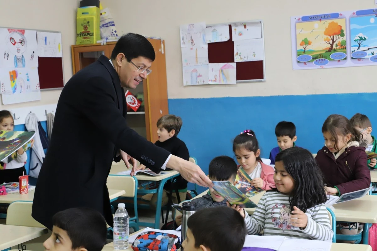 Başkan Özcan, Nazillili miniklere boyama kitabı hediye etti