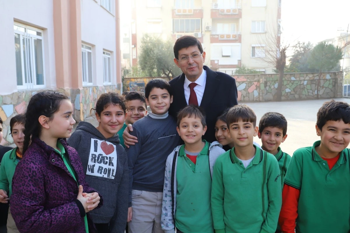 Başkan Özcan, Nazillili miniklere boyama kitabı hediye etti