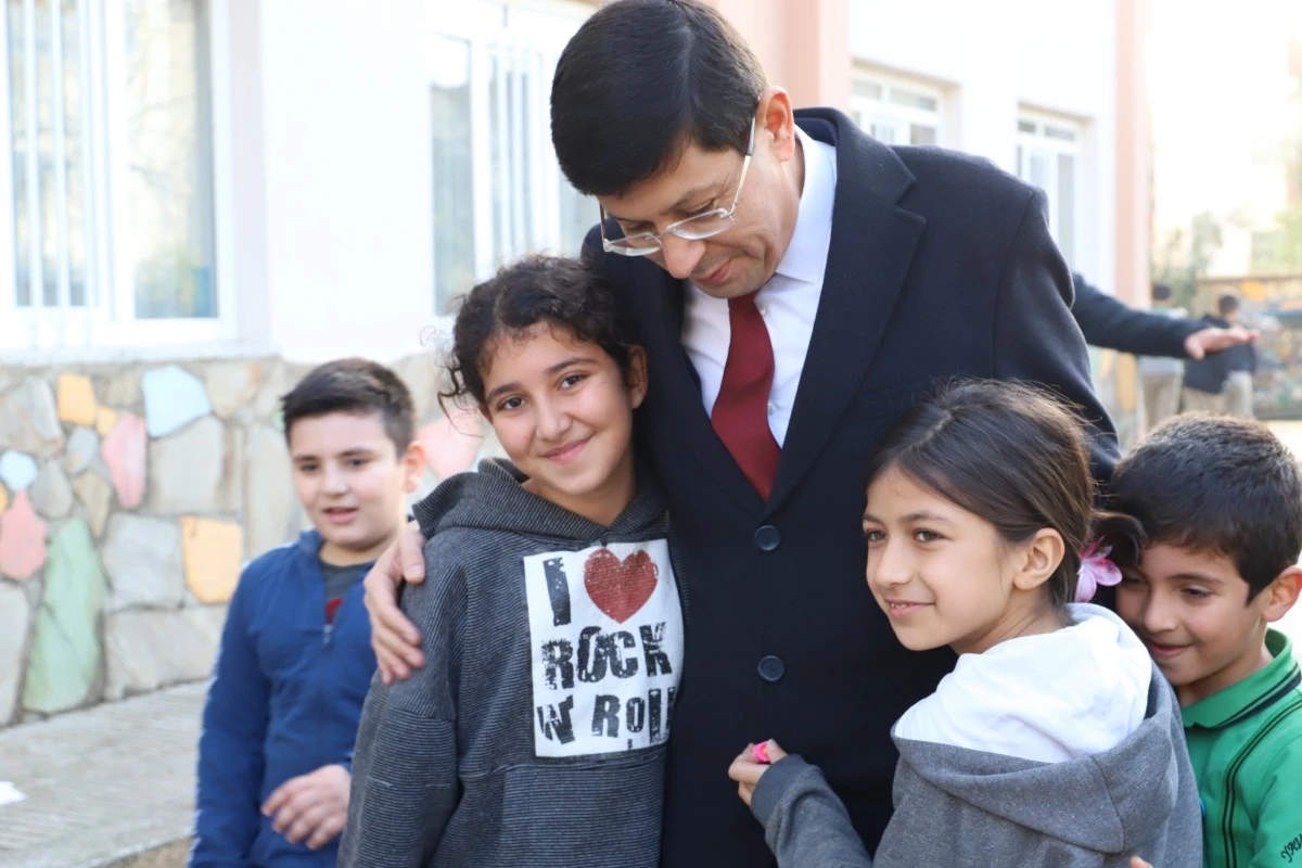 Başkan Özcan, Nazillili miniklere boyama kitabı hediye etti
