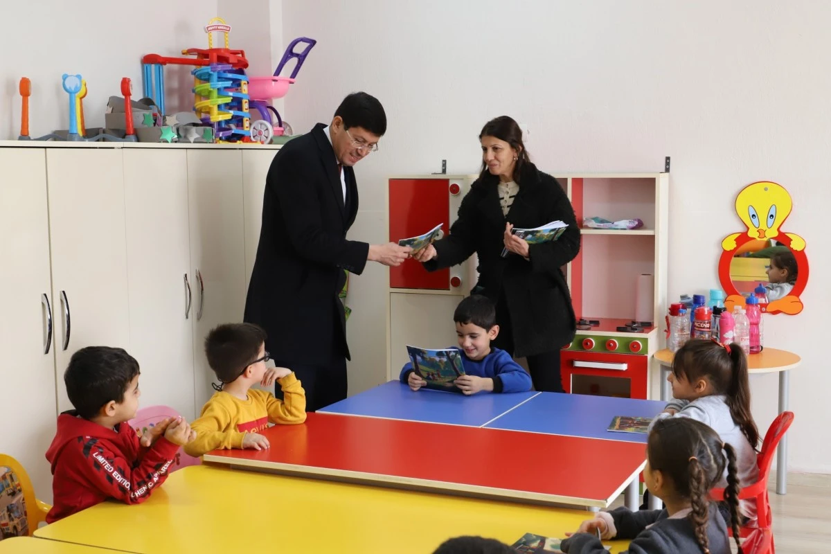 Başkan Özcan, Nazillili miniklere boyama kitabı hediye etti