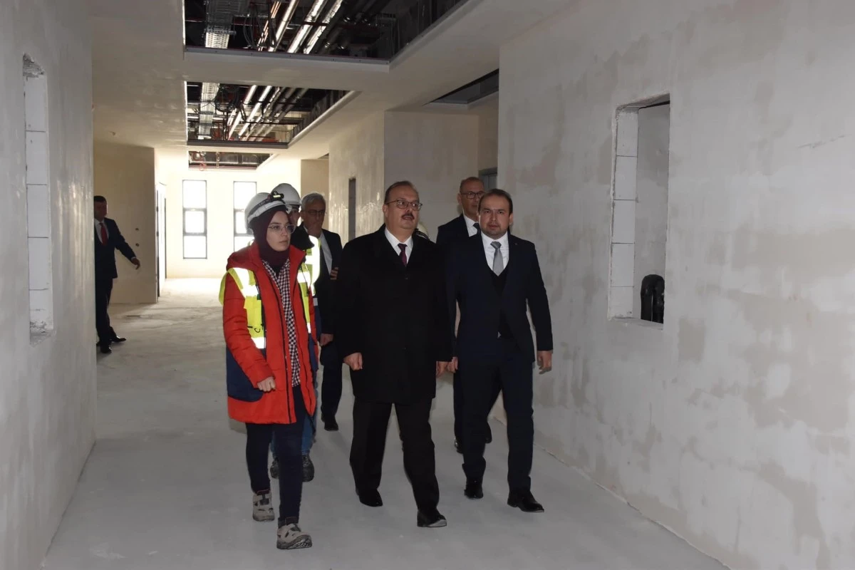 Vali Canbolat, Aydın Şehir Hastanesi’nde incelemelerde bulundu