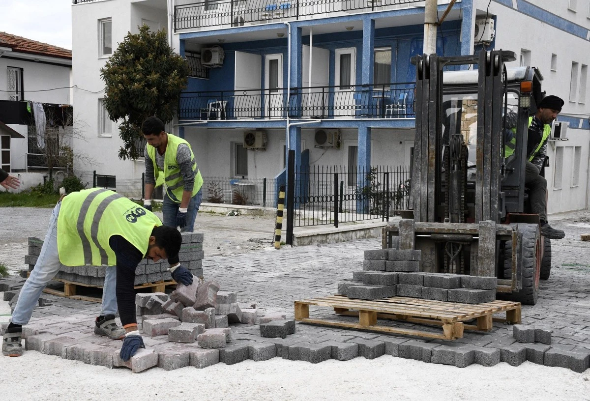 Kuşadası Belediyesi’nin yol mesaisi devam ediyor