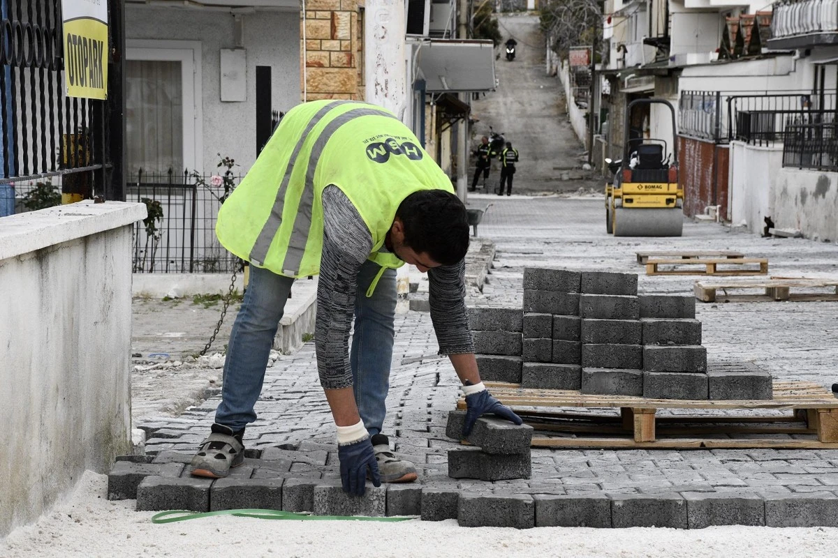 Kuşadası Belediyesi’nin yol mesaisi devam ediyor