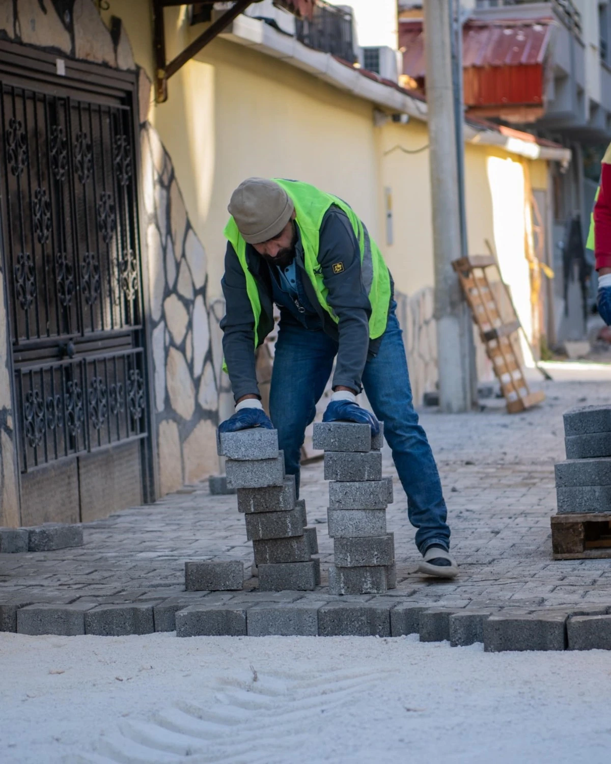 Kuşadası Belediyesi’nin yol mesaisi devam ediyor