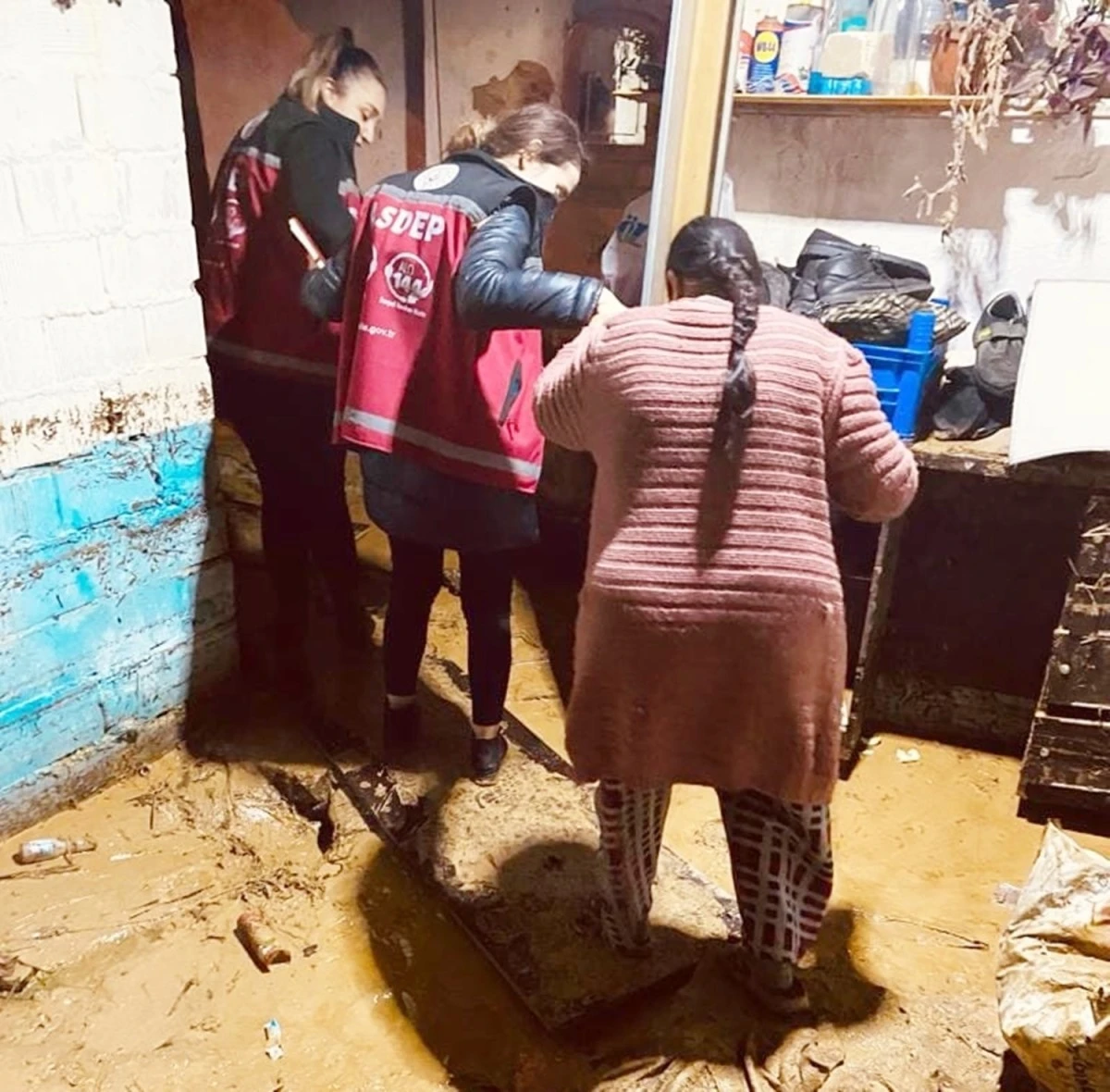 Ilıcabaşı Mahallesi'ndeki selin izleri sarılıyor