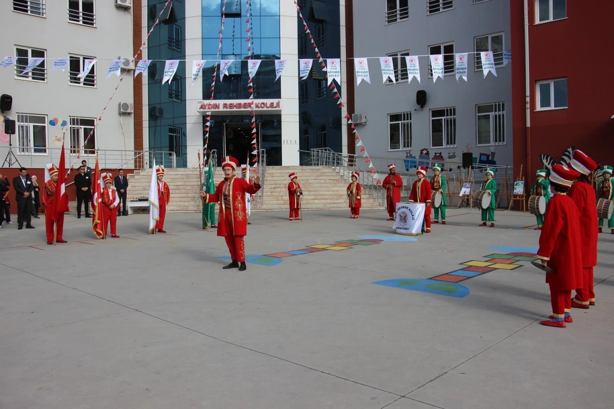 Aydın'da öğrenciler mehteran gösterisi eşliğinde karne aldı