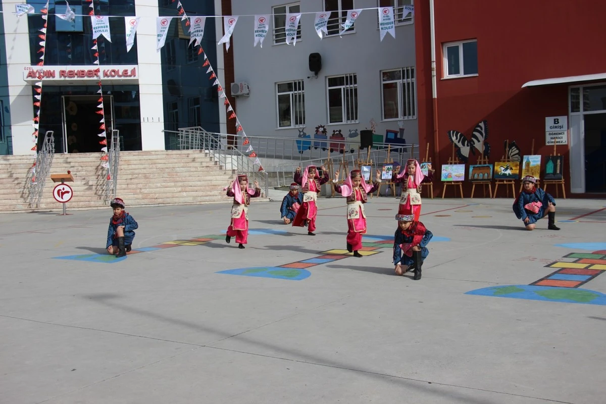 Aydın'da öğrenciler mehteran gösterisi eşliğinde karne aldı