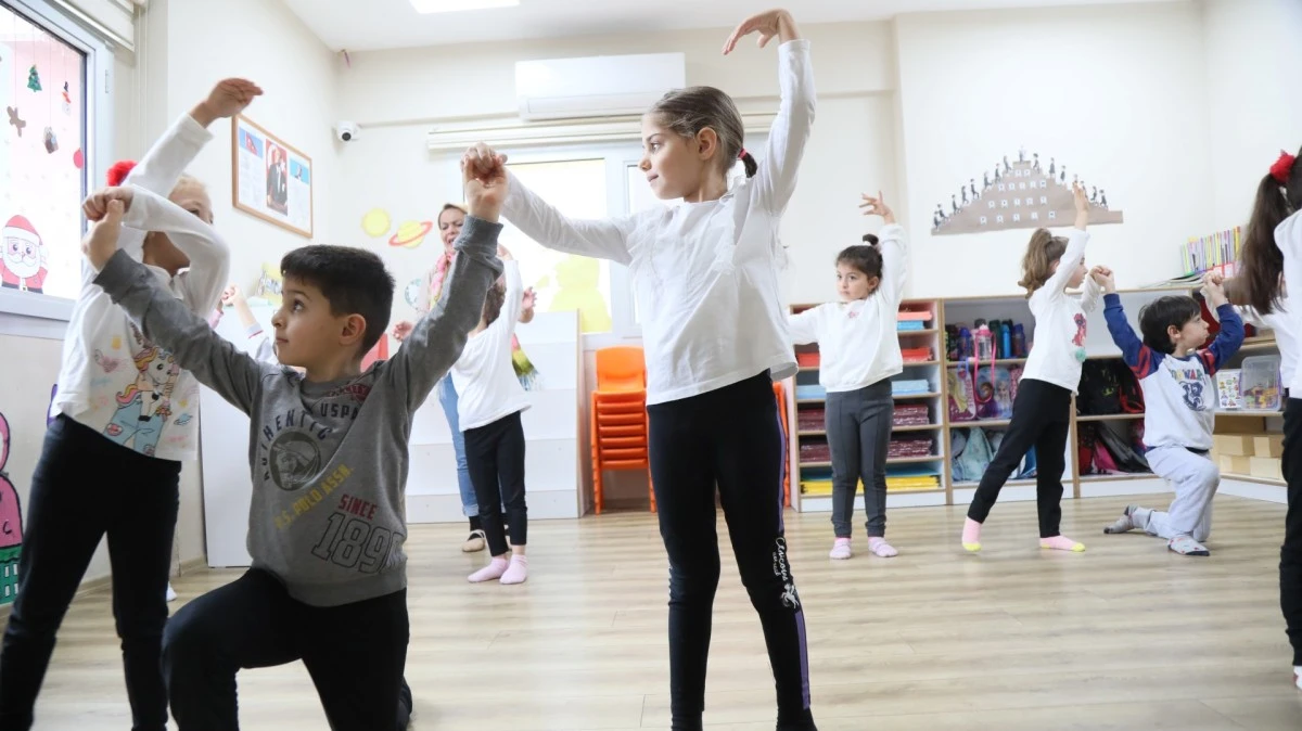 AYDIN BÜYÜKŞEHİR BELEDİYESİ MİNİKLERE BALE EĞİTİMİ VERİYOR