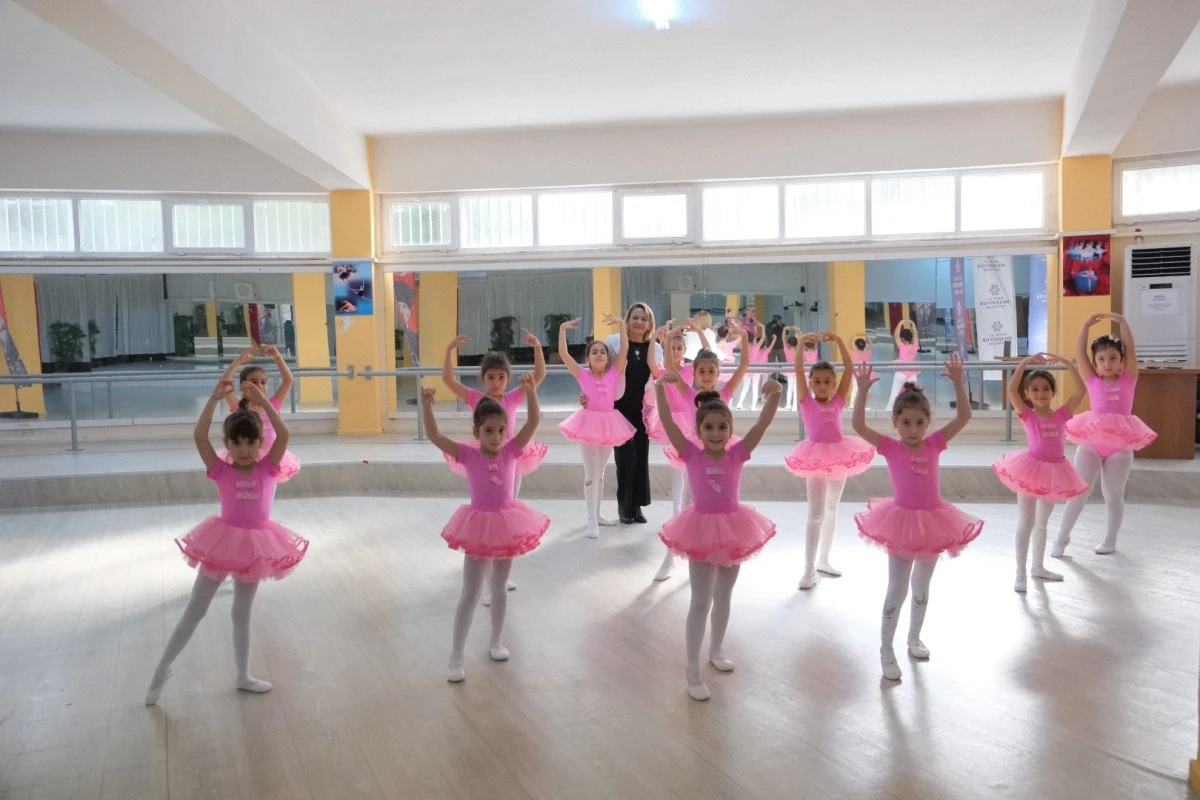 AYDIN BÜYÜKŞEHİR BELEDİYESİ MİNİKLERE BALE EĞİTİMİ VERİYOR