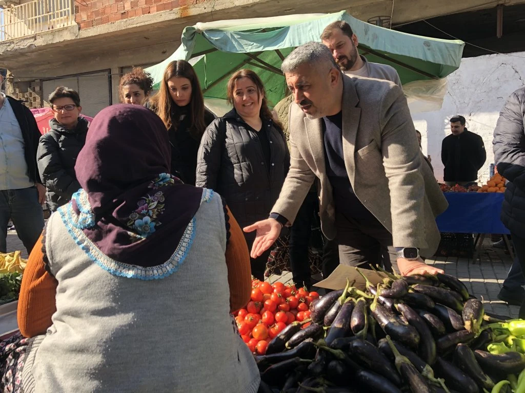 CHP’li Osman Gökmen İncirliova Salı Pazarında Vatandaşla Buluştu
