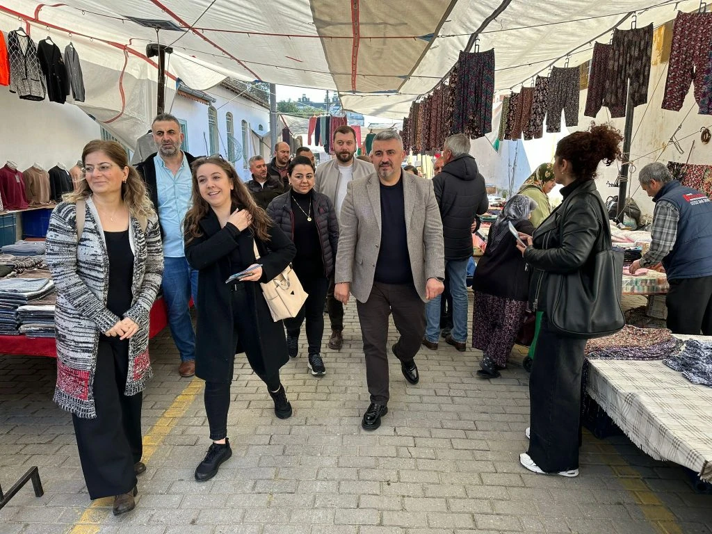 CHP’li Osman Gökmen İncirliova Salı Pazarında Vatandaşla Buluştu