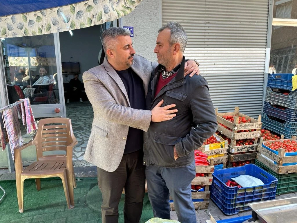 CHP’li Osman Gökmen İncirliova Salı Pazarında Vatandaşla Buluştu