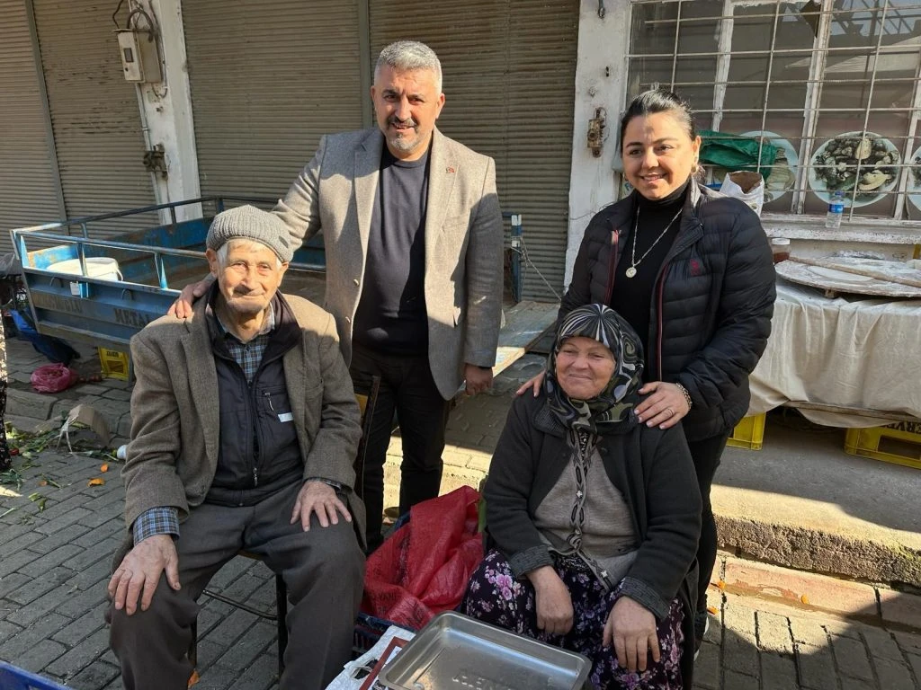 CHP’li Osman Gökmen İncirliova Salı Pazarında Vatandaşla Buluştu