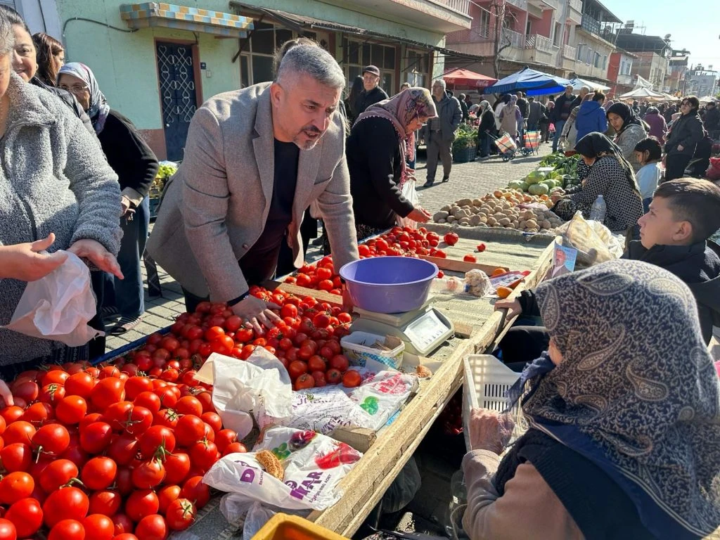 CHP’li Osman Gökmen İncirliova Salı Pazarında Vatandaşla Buluştu