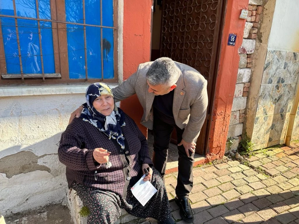CHP’li Osman Gökmen İncirliova Salı Pazarında Vatandaşla Buluştu