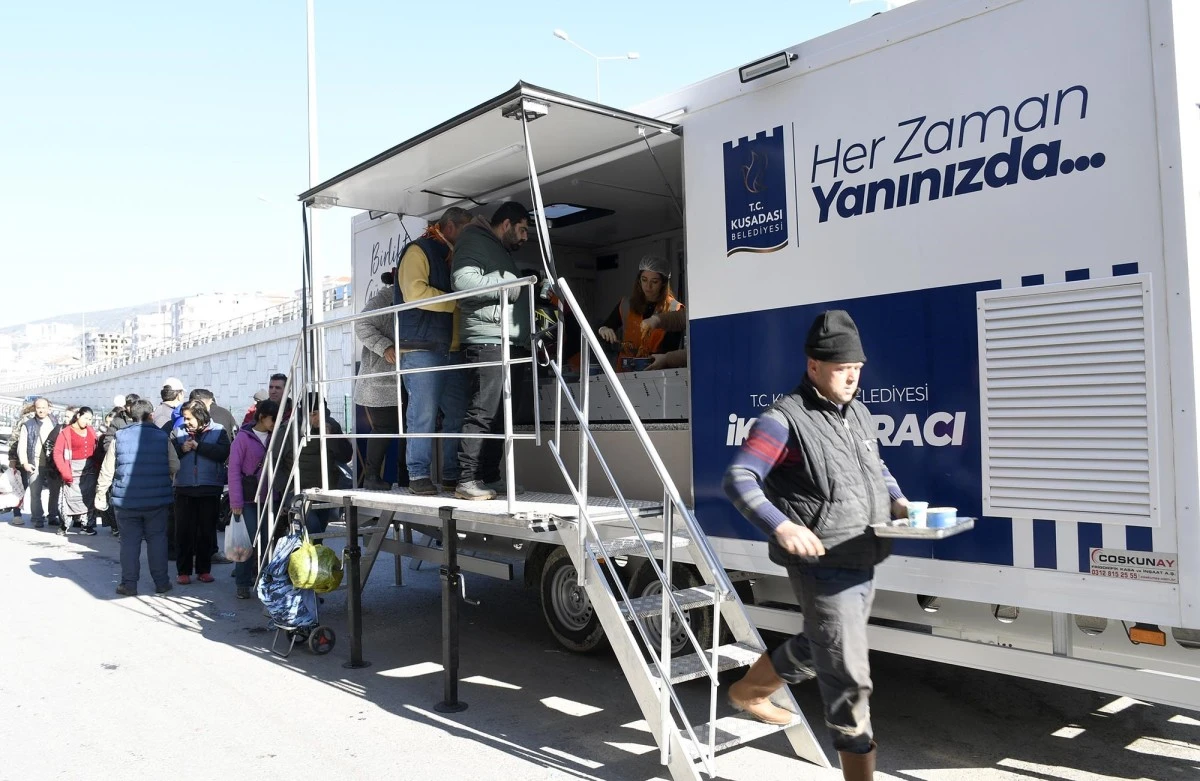 Kuşadası Belediyesi'nden makarna ve ayran ikramı