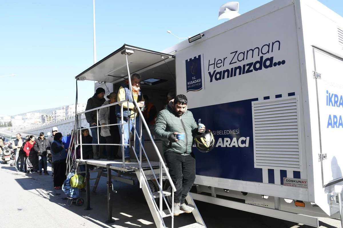 Kuşadası Belediyesi'nden makarna ve ayran ikramı