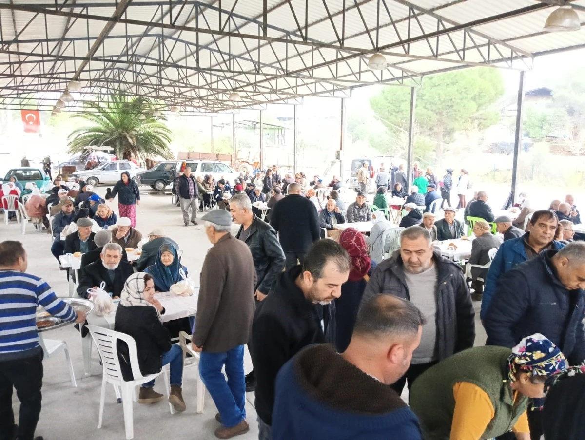 Şinasi öğretmen, 19 yıl görev yaptığı köyde unutulmadı
