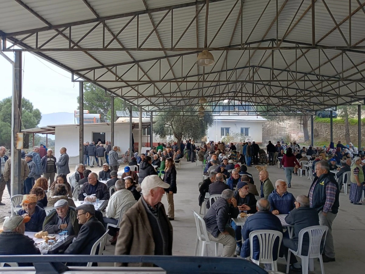 Şinasi öğretmen, 19 yıl görev yaptığı köyde unutulmadı