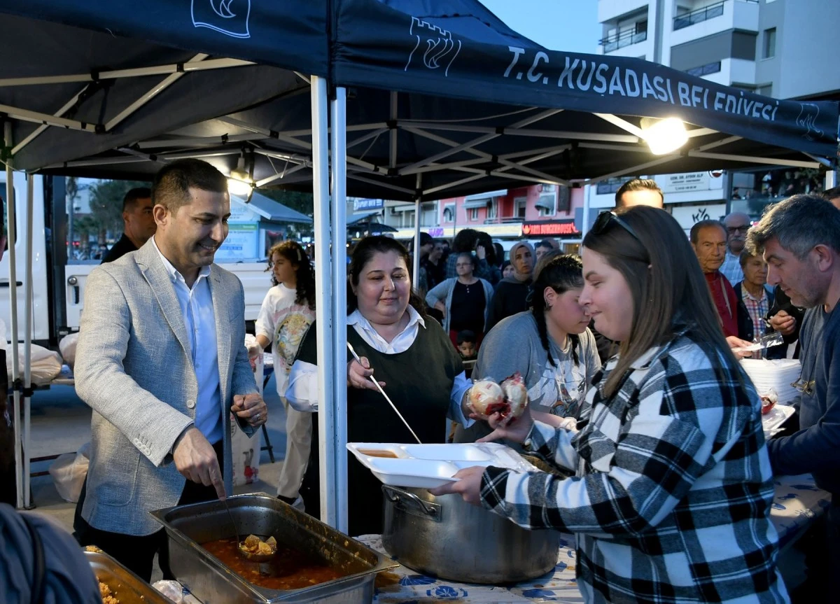 Kuşadası’nda Kadir Gecesi'ne özel 2 bin kişilik iftar programı
