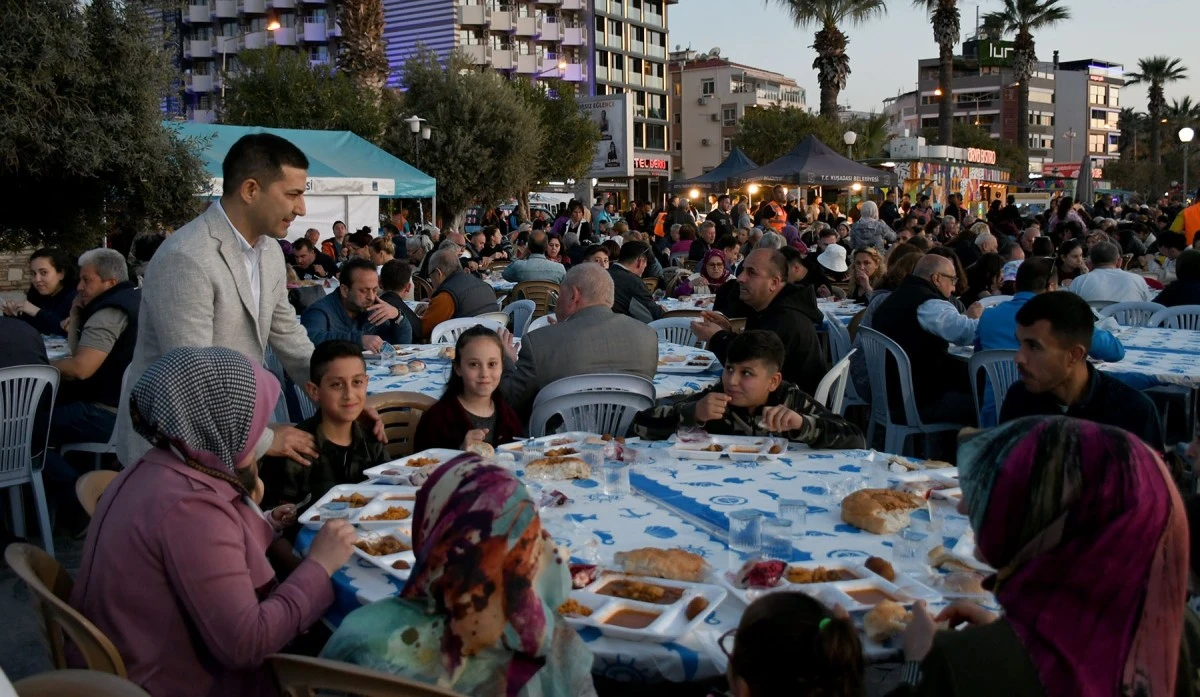 Kuşadası’nda Kadir Gecesi'ne özel 2 bin kişilik iftar programı