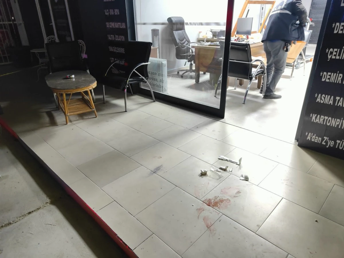 Gürültü yapan esnaf arkadaşını pompalı tüfekle yaraladı