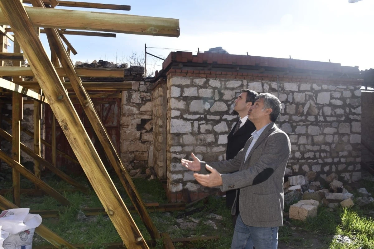 Didim Kaymakamı Kuruca, tarihi binadaki restorasyonu inceledi
