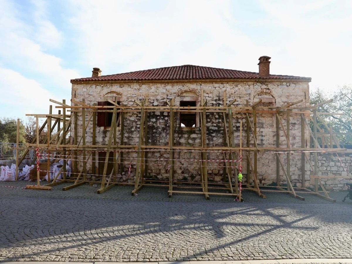 Didim Kaymakamı Kuruca, tarihi binadaki restorasyonu inceledi