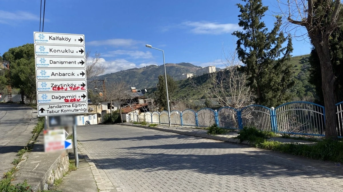 Trafik ve yönlendirme levhaları aşıkların karalama tahtası oldu