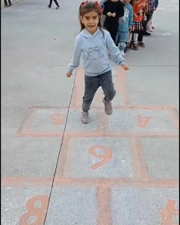 Efeler’de geleneksel oyunlar, okul bahçelerine çizildi