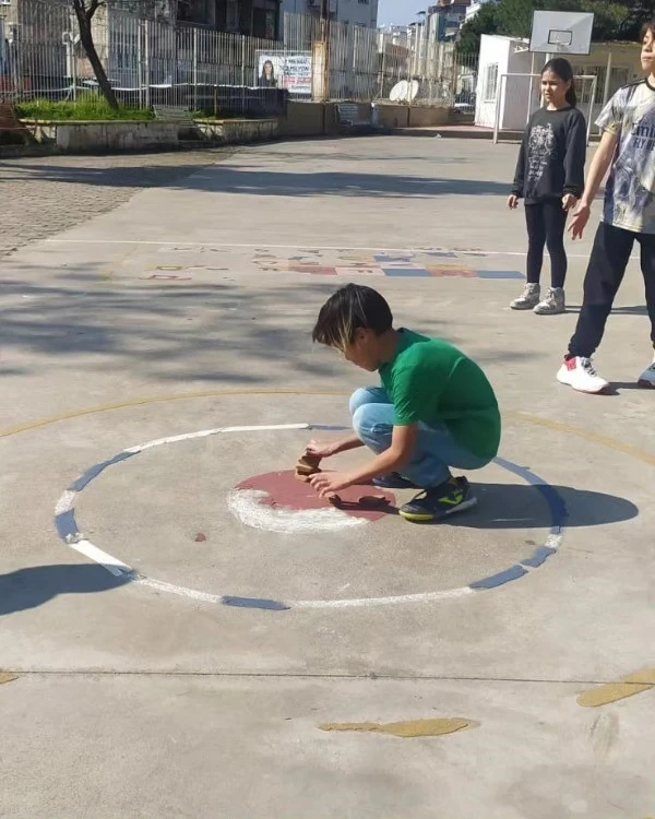 Efeler’de geleneksel oyunlar, okul bahçelerine çizildi