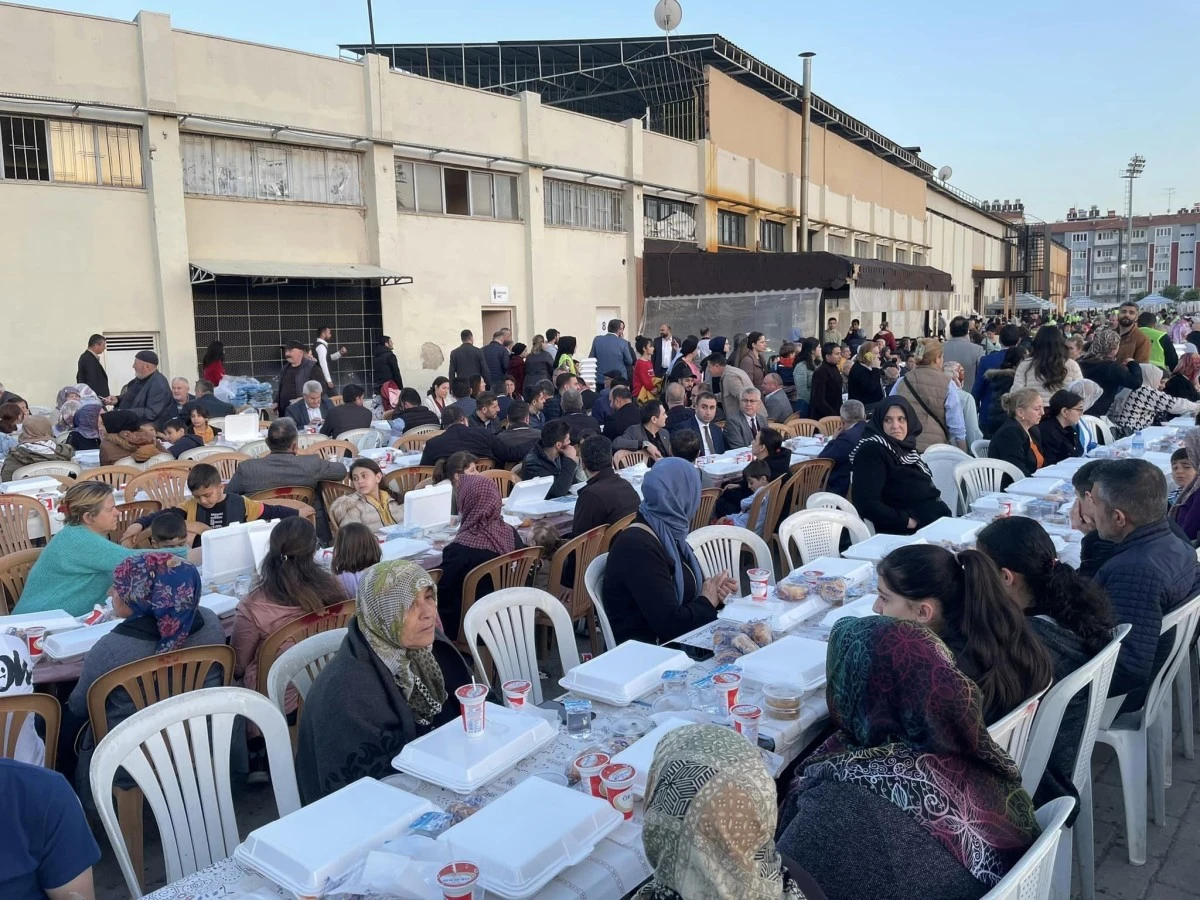 AK Parti Aydın'da 5 bin kişilik iftar yemeği düzenledi