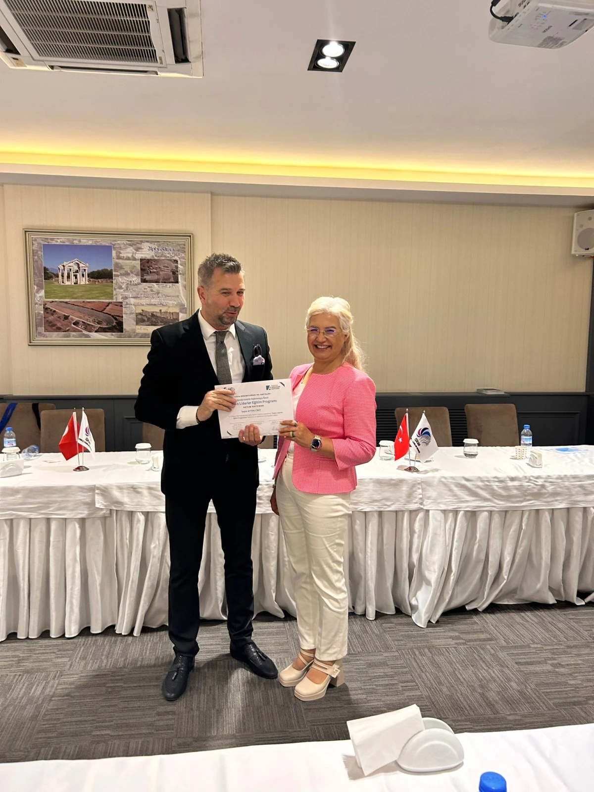 İşkad'ın Lider Kadınları  sertifikalarini aldılar.