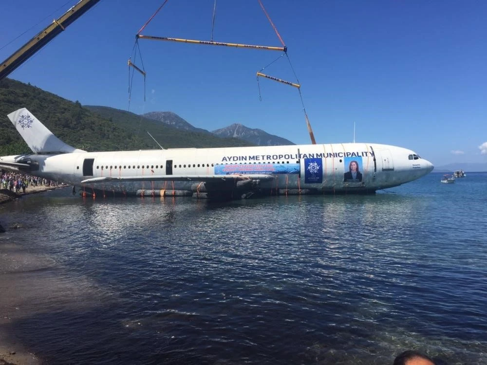 Denizin dibindeki Airbus A300 batığı görenleri şaşırtıyor